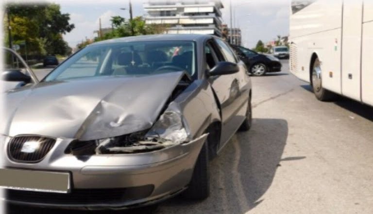 Ι.Χ. έπεσε πάνω σε λεωφορείο στην είσοδο της Αλεξάνδρειας-Κατερίνης