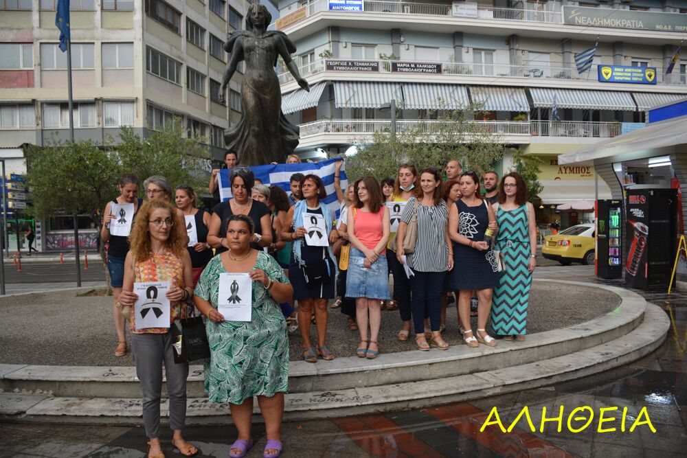 Κάτω Από Καταρρακτώδης Βροχόπτωση Η Συγκέντρωση Στην Κατερίνη Κατά Της Υποχρεωτικότητας Των Εμβολιασμών (Βίντεο )