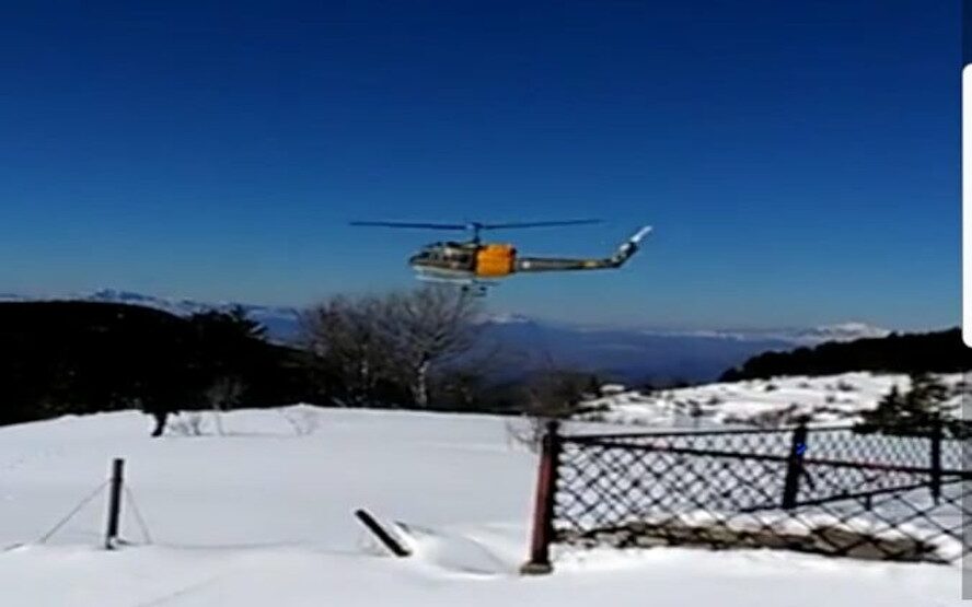 Με Ελικόπτερο Μεταφέρονται Στην Κατερίνη Οι Εγκλωβισμένοι Κάτοικοι Του Καταφυγίου Κοζάνης