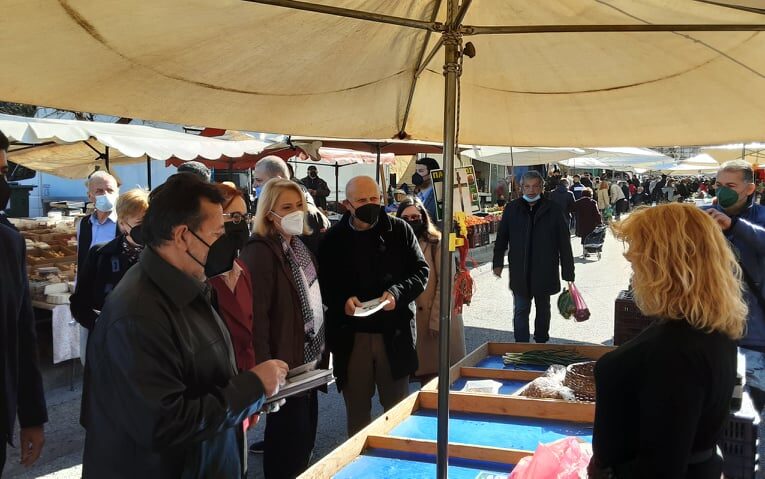 Στη λαϊκή και στην αγορά της Κατερίνης η Ρένα Δούρου