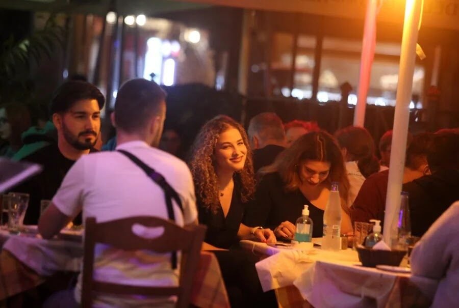«Κανονικότητα» για εμβολιασμένους, τέλος μέτρα και εμβόλια