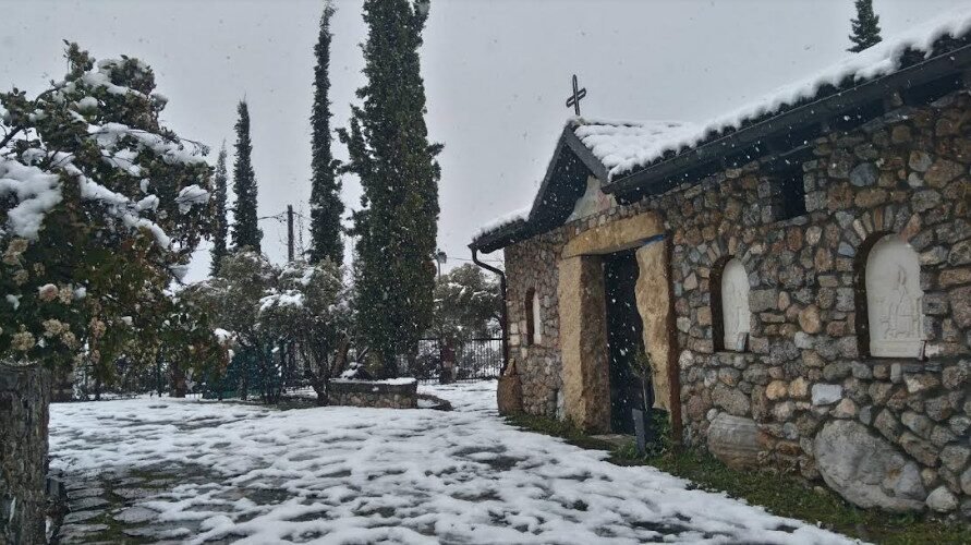 Καλό μήνα από το χιονισμένο εξωκκλήσι του Ενιπέα