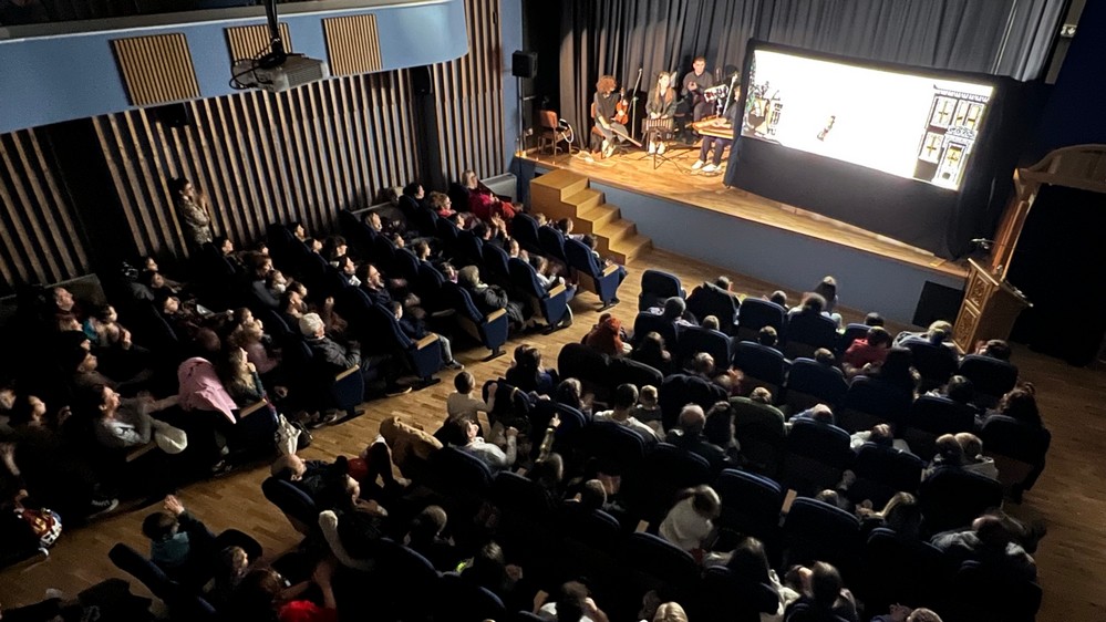 Με μεγάλη συμμετοχή παιδιών η παράσταση Καραγκιόζη «Το ΟΧΙ του ’40» στο Πνευματικό Κέντρο «Άγιος Φώτιος»